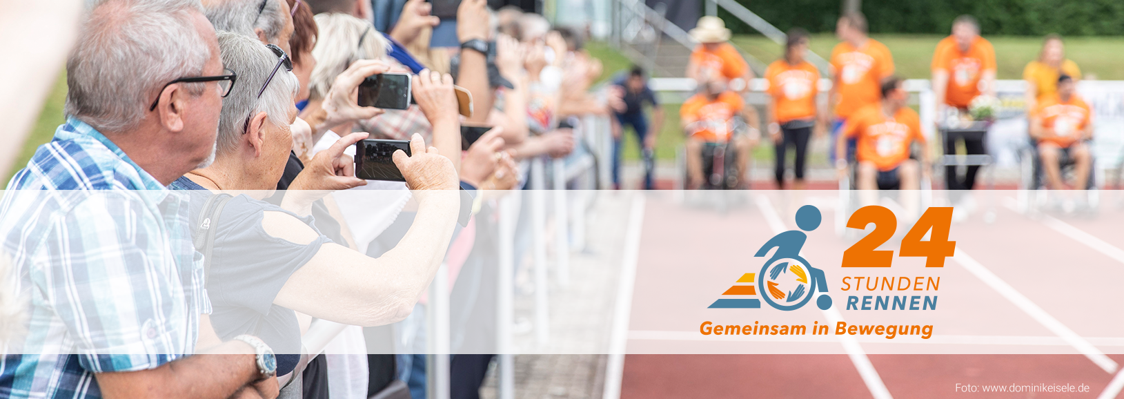 24-Stunden-Rollstuhlrennen Eislingen – Inklusives Sportevent für Menschen mit und ohne Behinderung Zuschauerinnen und Zuschauer verfolgen das inklusive 24-Stunden-Rollstuhlrennen in Eislingen. Im Hintergrund sind Teilnehmende auf der Laufbahn des Eichenbachstadions zu sehen. Das Bild trägt das Logo „24 Stunden Rennen – Gemeinsam in Bewegung“.