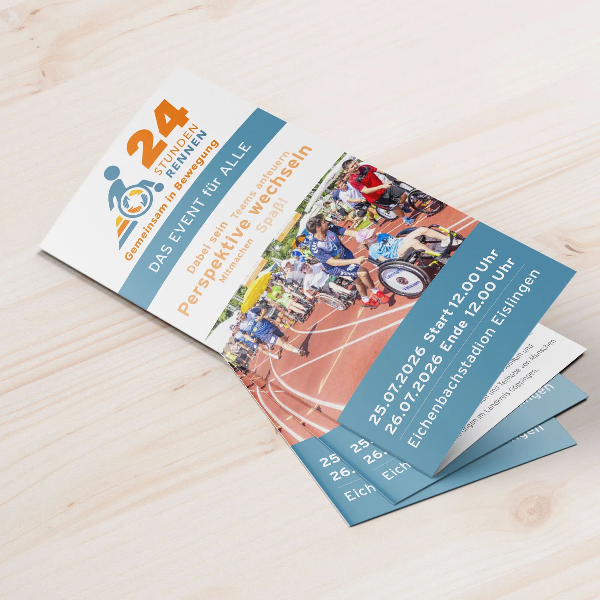 24h-Rollstuhlrennen Eislingen – Konzeption und Gestaltung eines Eventflyers Flyer zum 24-Stunden-Rollstuhlrennen in Eislingen. Das Printmedium informiert über das inklusive Sportevent „Gemeinsam in Bewegung“ im Eichenbachstadion und zeigt Teilnehmende auf der Laufbahn.
