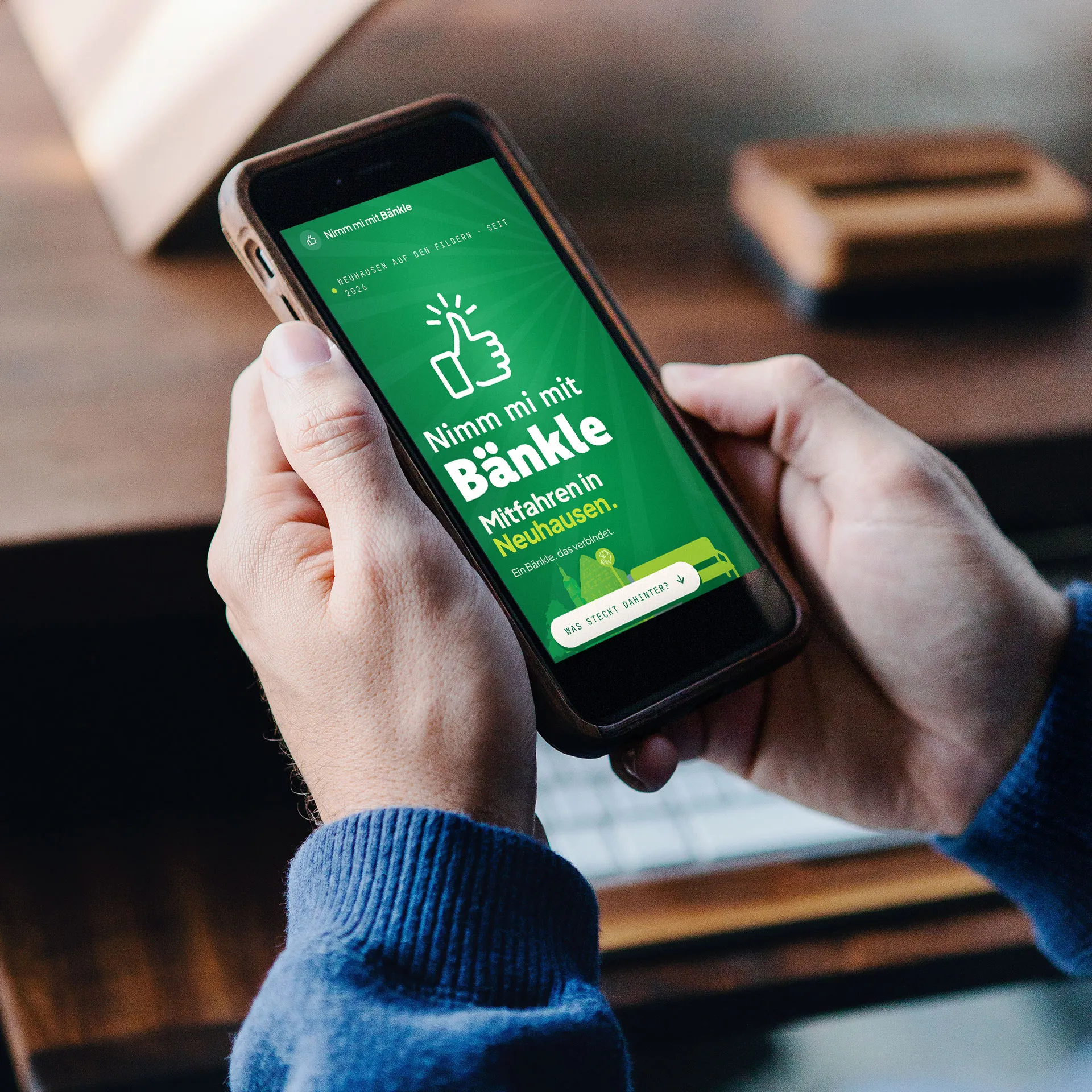 Website für die Mitfahrinitiative Nimm mi mit Bänkle – Responsive Webdesign für nachhaltige Mobilität Smartphone mit mobiler Website der Mitfahrinitiative „Nimm mi mit Bänkle“ in Neuhausen auf den Fildern. Die responsive Webseite informiert über Mitfahrbänke und fördert nachhaltige Mobilität sowie nachbarschaftliche Unterstützung.