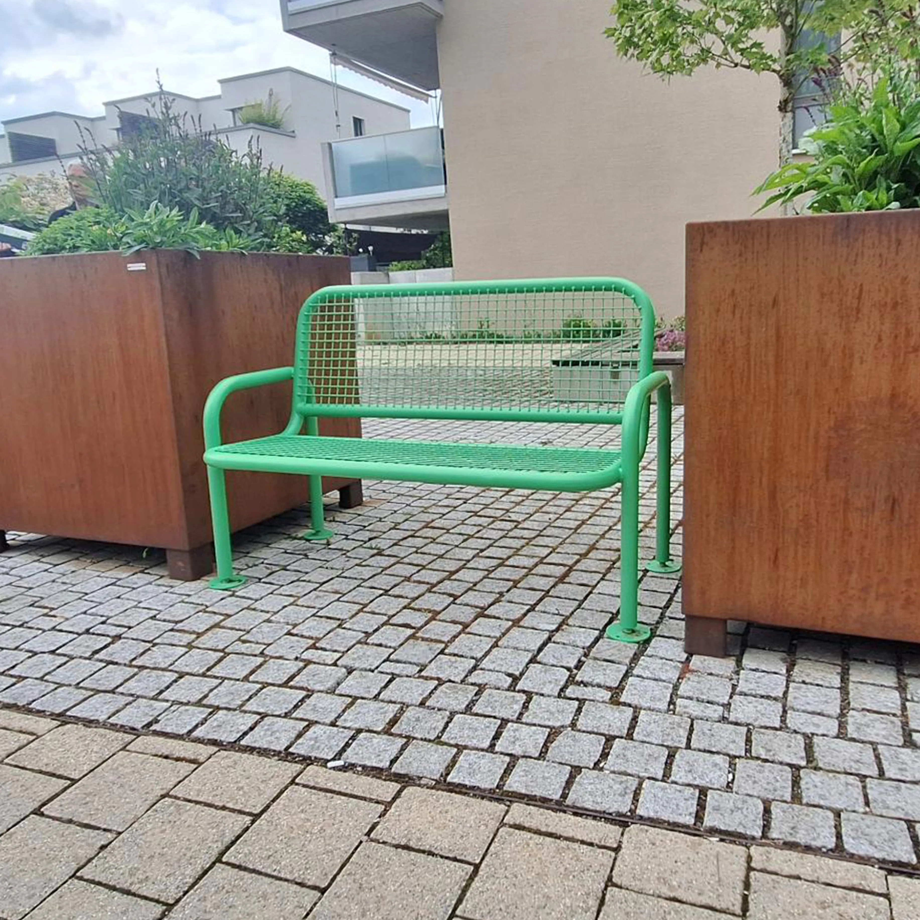 Erste Mitfahrbank in den Akademiegärten – Nimm mi mit Bänkle in Neuhausen auf den Fildern rste aufgestellte Mitfahrbank der Initiative „Nimm mi mit Bänkle“ in den Akademiegärten in Neuhausen auf den Fildern. Die grüne Bank dient als Treffpunkt für gemeinsames Mitfahren und fördert nachhaltige Mobilität im Ort.