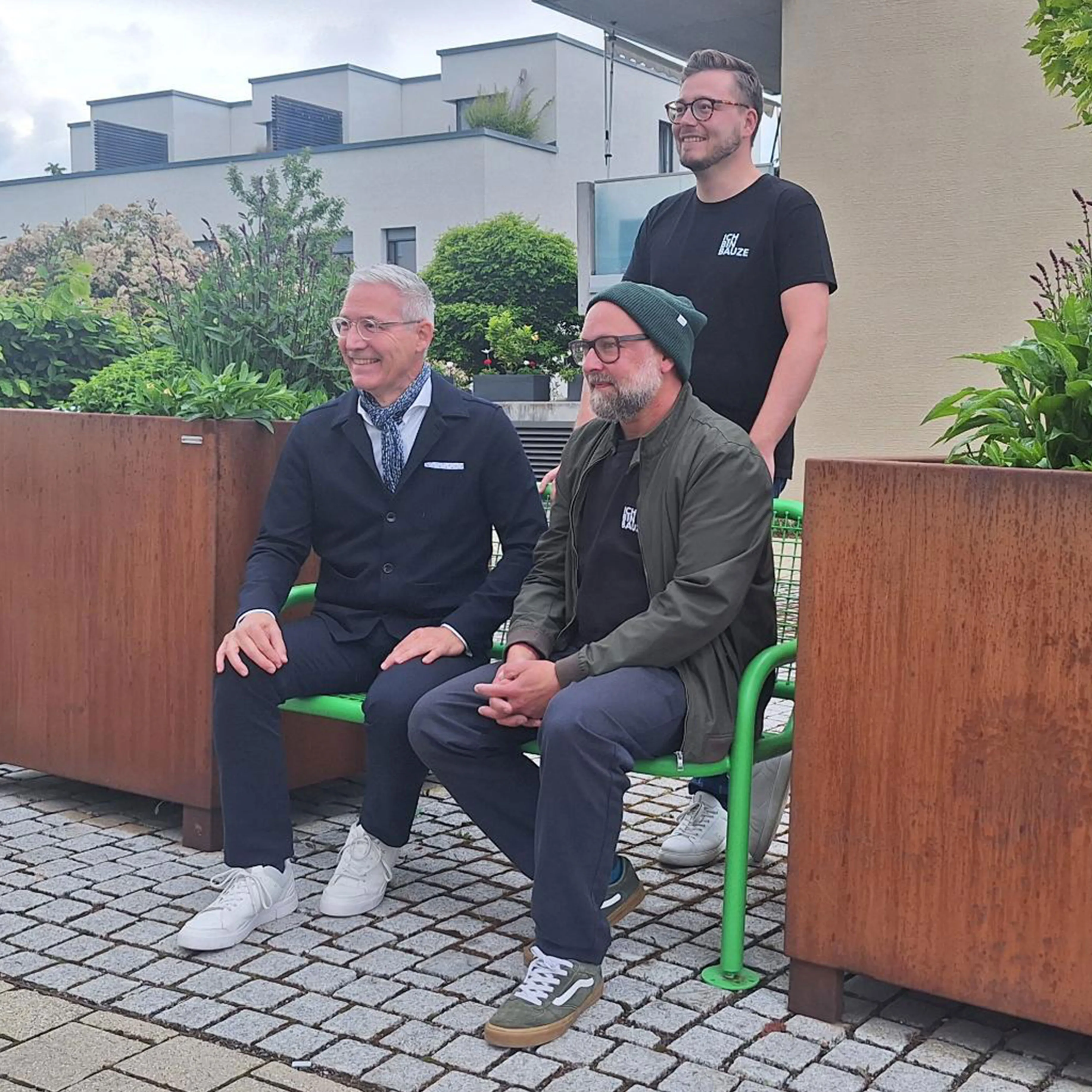 Offizielle Einweihung der ersten Mitfahrbank in Neuhausen auf den Fildern Offizielle Einweihung der ersten Mitfahrbank des Projekts „Nimm mi mit Bänkle“ in den Akademiegärten in Neuhausen auf den Fildern. Vertreter der Gemeinde und des Vereins „Ich bin Bauze“ präsentieren die neue Mitfahrbank zur Förderung nachhaltiger Mobilität und nachbarschaftlicher Hilfe.