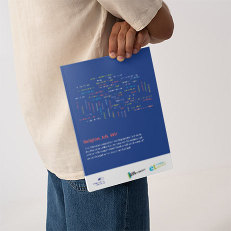 Alles Glaubenssache? – Editorial Design und grafische Aufbereitung von Workshop-Formaten Person hält eine Broschüre mit blauem Cover und grafischer Typografie zum Thema Religion und gesellschaftlicher Dialog. Das Printmedium wurde für ein Workshop- und Bildungsformat gestaltet.